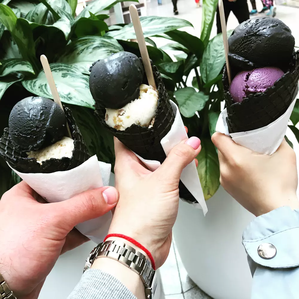 Съедобное-несъедобное: Из чего делают популярное в мире черное мороженое